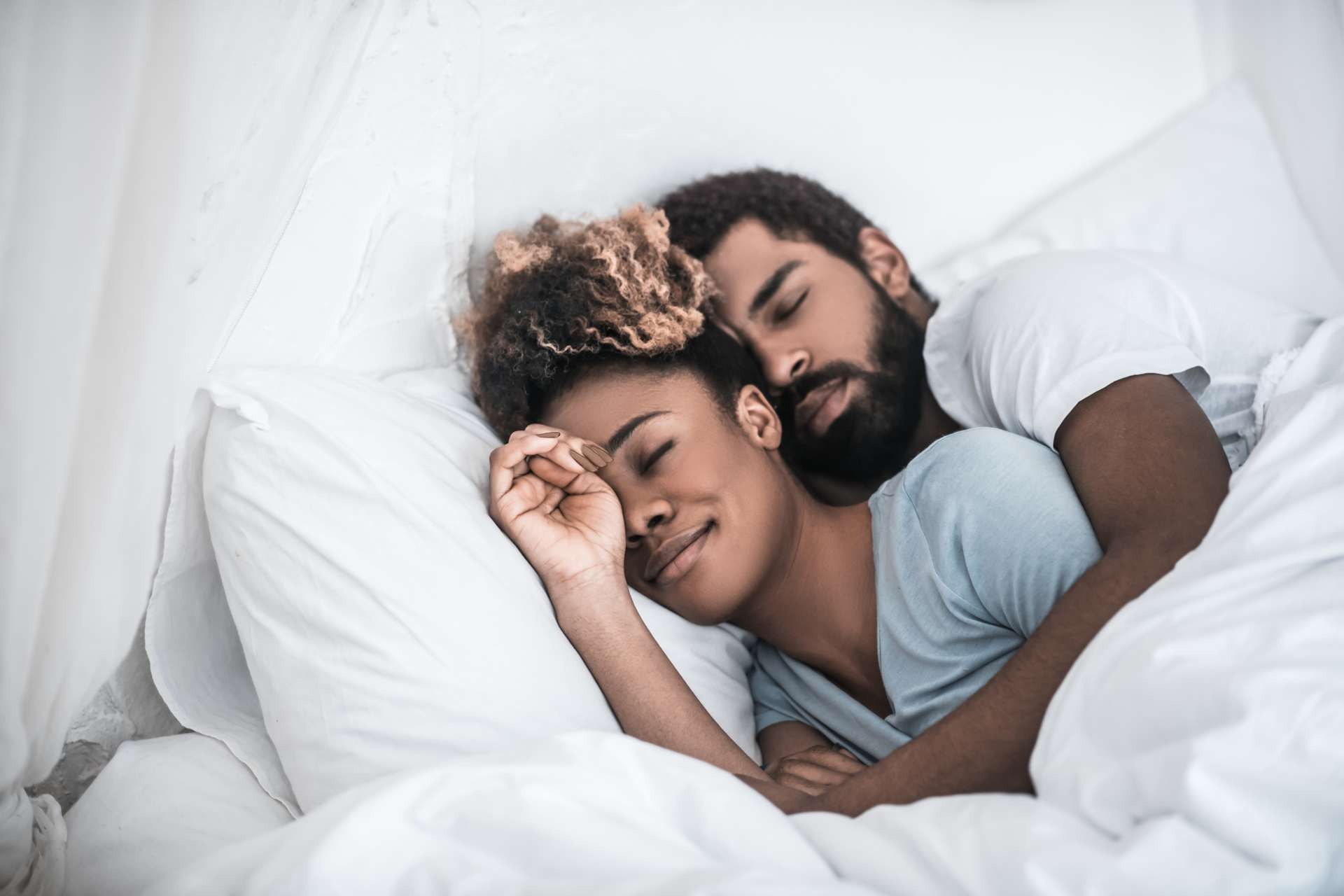 ¿Es mejor dormir solo o acompañado? - Blog Nubett
